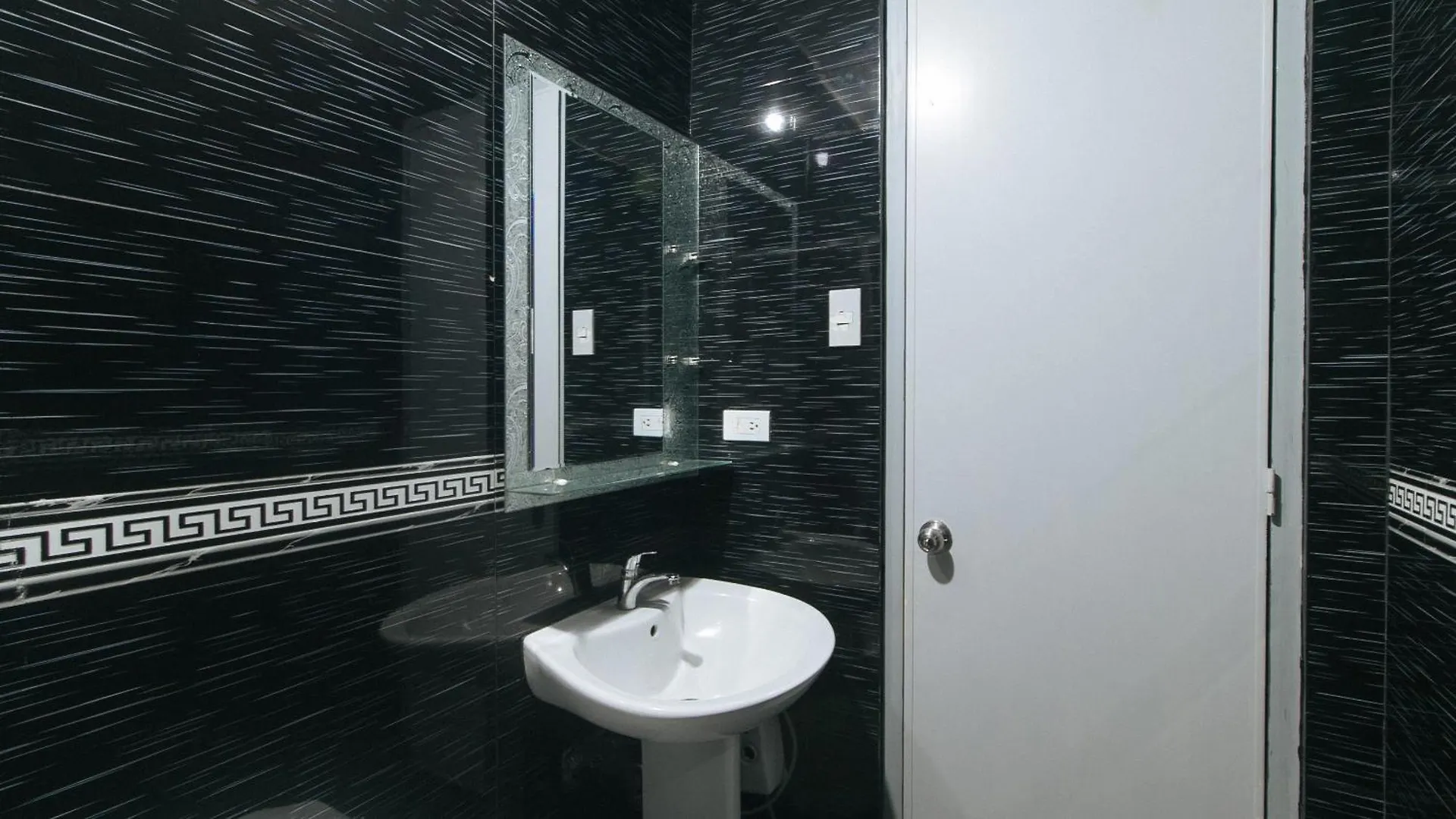 Reddoorz At Tjmg By Bel Air Polaris Makati Hotel Makati City Philippines
