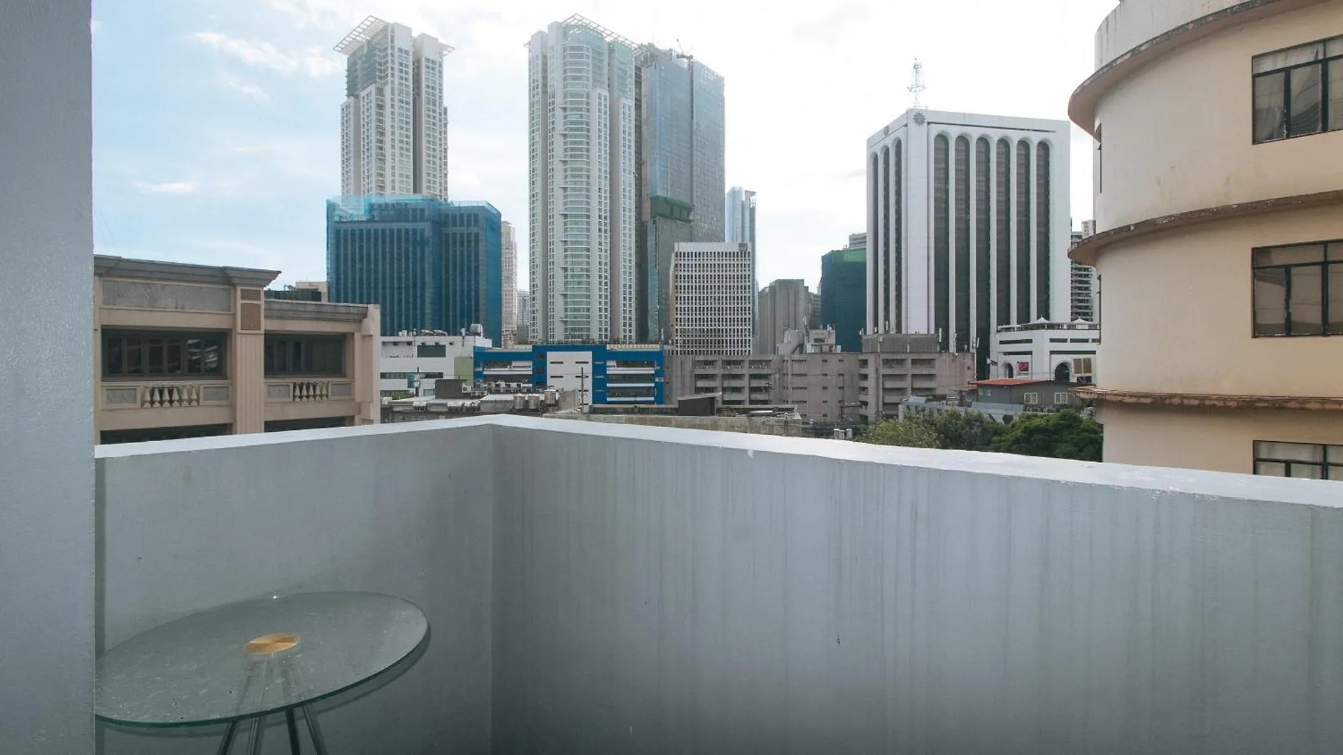 ホテル Reddoorz At Tjmg By Bel Air Polaris Makati マカティ